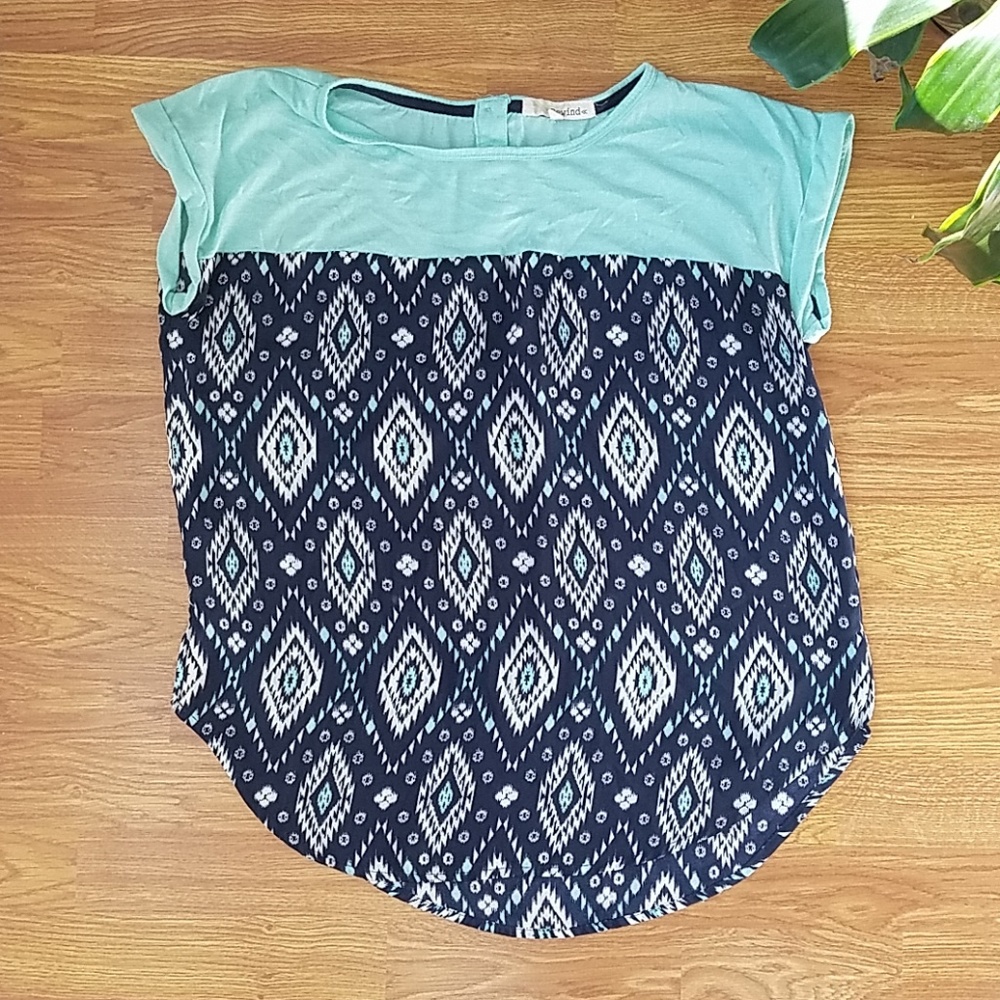 SALE 5/$20🎉Rewind Patterned Top in Mint